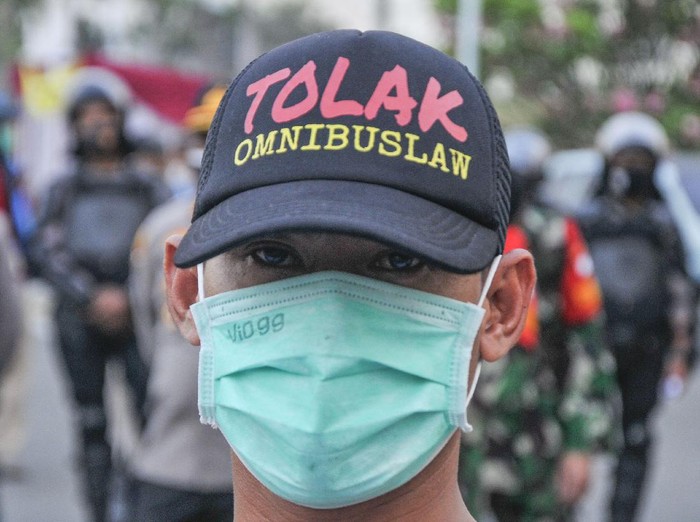 Sejumlah buruh berunjuk rasa di kawasan EJIP (East Jakarta Industrial Park), Cikarang, Kabupaten Bekasi, Jawa Barat, Senin (5/10/2020). Pada aksinya itu mereka menolak pengesahan RUU Cipta Kerja dan mengancam akan melakukan mogok kerja pada 6-8 Oktober 2020. ANTARA FOTO/Fakhri Hermansyah/pras.