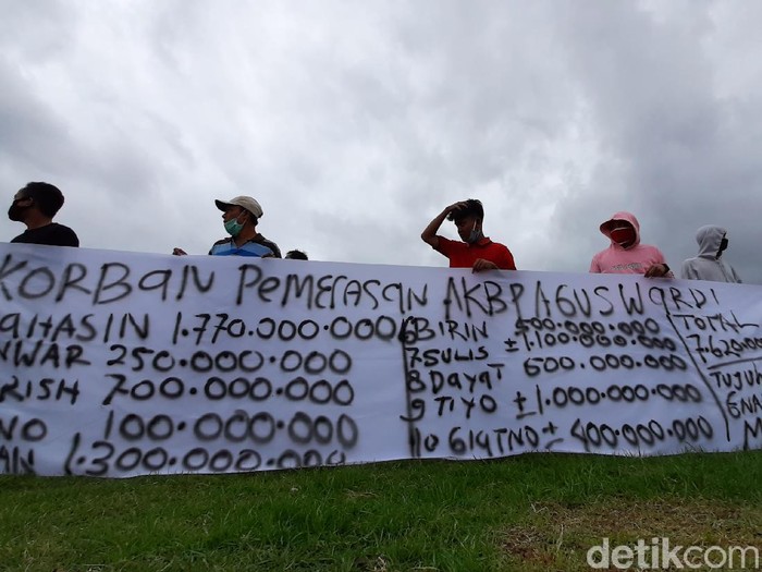 Aksi demo sejumlah pengrajin jamu mengaku diperas oknum polisi hingga miliaran rupiah, Cilacap, Senin (5/10/2020).