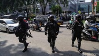 Aksi dibubarkan karena dinilai telah melanggar protokol kesehatan akibat berkerumun terlalu lama.  