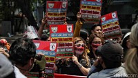 Dalam aksi tersebut mereka meminta untuk Pemprov DKI Jakarta membuka masa PSBB karena merugikan para pekerja hiburan malam secara ekonomi.