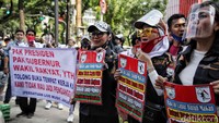 Terlihat juga warga yang tidak memakai masker dengan tata cara yang benar.  