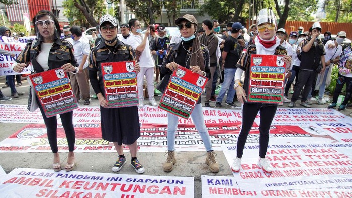 Massa pekerja hiburan malam menggelar aksi di depan DPRD DKI Jakarta. Mereka meminta DPRD mengeluarkan hak angket untuk mencabut kebijakan PSBB di DKI Jakarta.