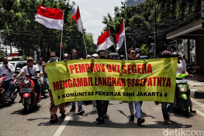 Aksi Para Pekerja Hiburan Malam Tuntut Buka PSBB Massa pekerja hiburan malam menggelar aksi di depan DPRD DKI Jakarta. Mereka meminta DPRD mengeluarkan hak angket untuk mencabut kebijakan PSBB di DKI Jakarta.