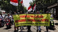 Puluhan para pekerja hiburan malam melakukan aksi unjuk rasa di kawasan depan Gedung DPRD, Jakarta Pusat, Senin (5/10/2020).   