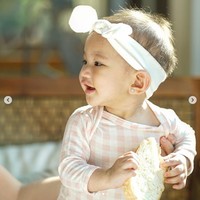 Kelahiran Claire Herbowo juga menginspirasi Shandy Aulia merilis bisnis perhiasan. Shandy meluncurkan brand perhiasan untuk anak-anak Miss Claire Jewelry. Anaknya sendiri, Claire pun jadi model iklan perhiasan tersebut. Foto: Instagram @shandyaulia