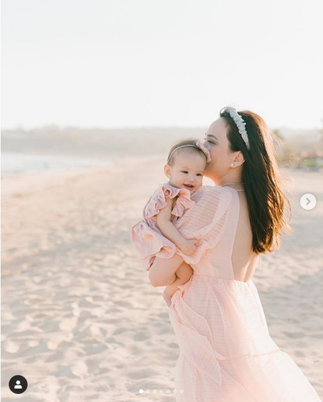 Kemampuan putri Shandy Aulia, Claire Herbowo yang sudah bisa jalan di usia tujuh bulan ini pun disambut komentar kekaguman netizen. Gilaaa bisa jalannnn wkwkwkkwkw gokil claireeee, tulis akun @dennishadii. Cepet bgt Claire 7bln Uda mulai di titah. Good job cantik, tulis akun @gemma.gavin. Bayik ajaib 😍 7 bln biasanya bru merangkak ini udh mau bisa jalan. Gokillll, tulis akun @hesti4800. Foto: Instagram @shandyaulia