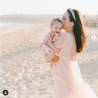 Kemampuan putri Shandy Aulia, Claire Herbowo yang sudah bisa jalan di usia tujuh bulan ini pun disambut komentar kekaguman netizen. Gilaaa bisa jalannnn wkwkwkkwkw gokil claireeee, tulis akun @dennishadii. Cepet bgt Claire 7bln Uda mulai di titah. Good job cantik, tulis akun @gemma.gavin. Bayik ajaib 😍 7 bln biasanya bru merangkak ini udh mau bisa jalan. Gokillll, tulis akun @hesti4800. Foto: Instagram @shandyaulia