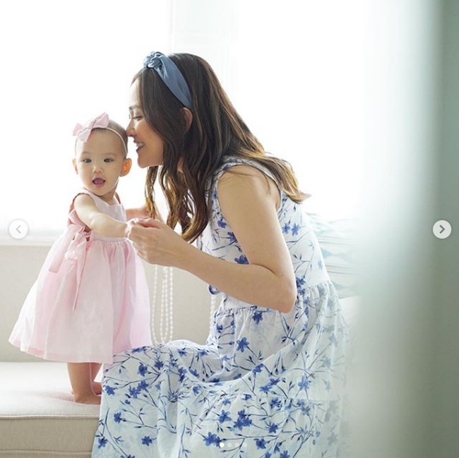 Shandy Aulia kerap mengunggah momen kebersamaannya dengan anak tercintanya, Claire Herbowo. Seperti di foto ini di mana Claire tampak sudah bisa berdiri tegak di usia tujuh bulan. You are my angel, you remind me of the goodness in this world and inspire me to be the greatest version of myself, tulis bintang film Eiffel Im In Love itu pada keterangan fotonya. Foto: Instagram @shandyaulia