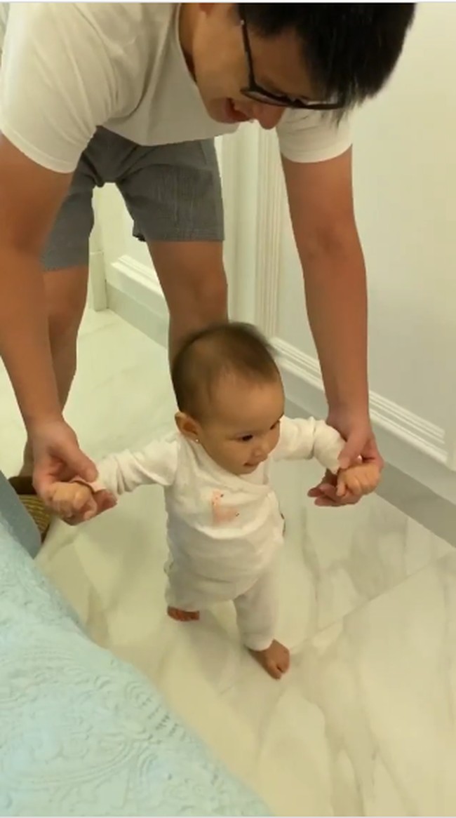 Shandy Aulia mengunggah ke Instagram video yang memperlihatkan putrinya, Claire Herbowo, berjalan dengan jemari kedua tangannya dipegang oleh sang ayah, David. New things everyday @missclaireherbowo 😍 #7monthsoldbabygirl. Sekarang aktivitas mommy daddy bertambah sebelum tidur😆 Claire sekarang banyak rutinitas lohhh sebelum tidur 😆 mommy daddy harus siap siaga😂 daddy siap encok 🤣#parenthood #blessedbeyondmeasure, begitu Shandy menulis di Instagram @shandyaulia. Foto: Instagram @shandyaulia