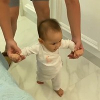 Shandy Aulia mengunggah ke Instagram video yang memperlihatkan putrinya, Claire Herbowo, berjalan dengan jemari kedua tangannya dipegang oleh sang ayah, David. New things everyday @missclaireherbowo 😍 #7monthsoldbabygirl. Sekarang aktivitas mommy daddy bertambah sebelum tidur😆 Claire sekarang banyak rutinitas lohhh sebelum tidur 😆 mommy daddy harus siap siaga😂 daddy siap encok 🤣#parenthood #blessedbeyondmeasure, begitu Shandy menulis di Instagram @shandyaulia. Foto: Instagram @shandyaulia