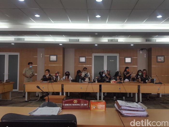 Annisa Bahar dan Dewinta Bahar bersama 9 orang perwakilan pekerja hiburan lainnya menemui perwakilan anggota DPRD DKI Jakarta. Mereka menyampaikan aspirasi dan meminta pembatasan sosial berskala besar (PSBB) dicabut.