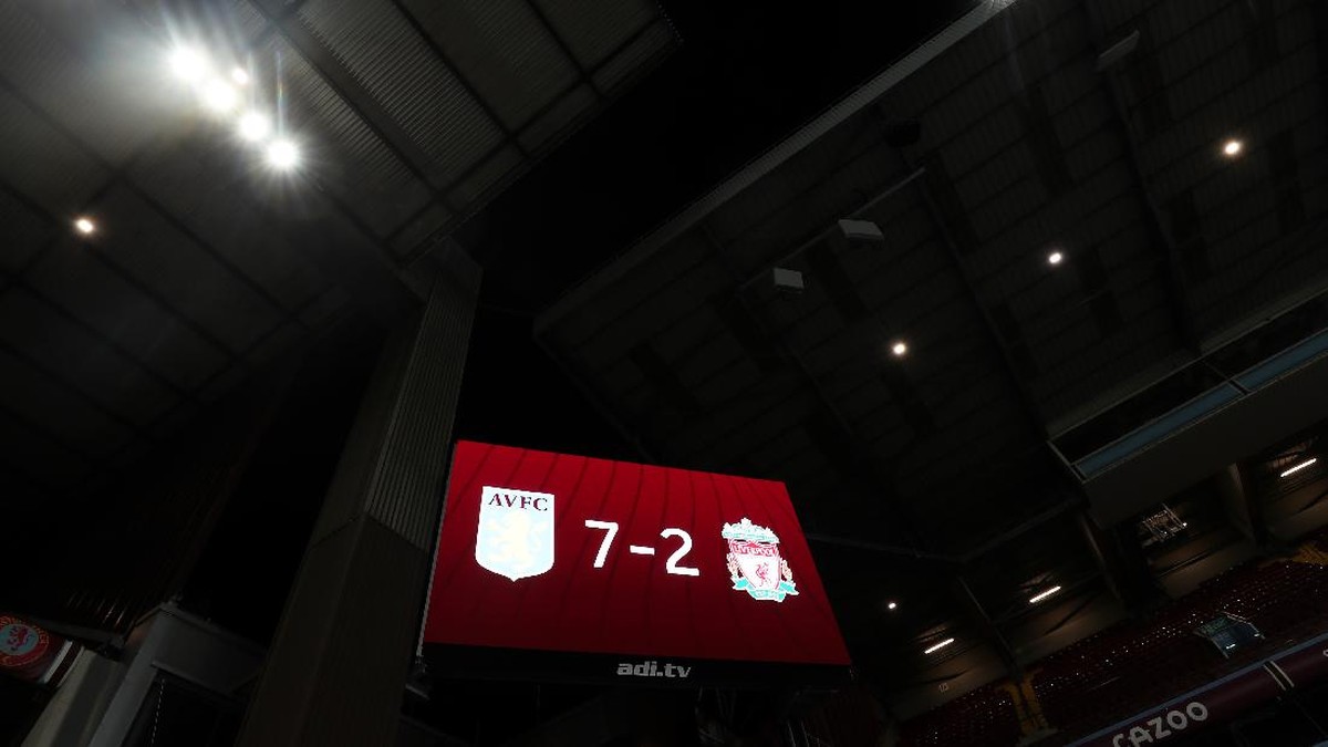 Andrew Robertson mengungkap sebab-sebab yang bikin Liverpool dihantam Aston Villa 2-7. (Foto: Getty Images/Catherine Ivill)