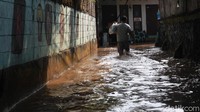 Warga tengah beraktivitas di genangan air banjir yang menggenangi permukiman mereka di kawasan petogogan, Jakarta Selatan.
