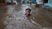 Banjir akibat hujan sejak Minggu (4/10/2020) malam dan luapan sungai Krukut yang membelah Petogogan itu dinikmati oleh sejumlah anak-anak.