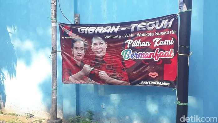 Bawaslu minta Satpol PP copoti APK Gibran-Teguh yang melanggar aturan, Senin (5/10/2020).