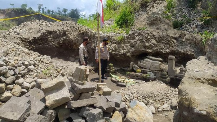 Bebatuan candi ditemukan di lereng Merapi-Merbabu kini dipasangi garis polisi, Senin (5/10/2020).