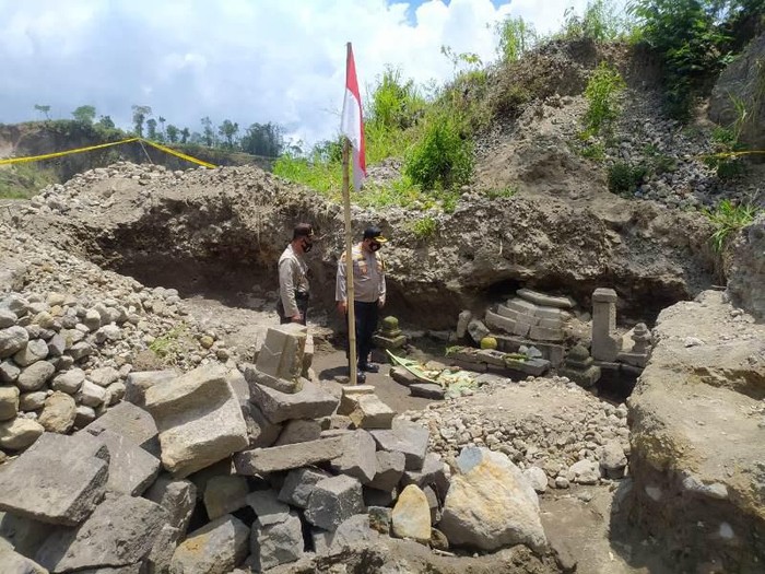 Bebatuan candi ditemukan di lereng Merapi-Merbabu kini dipasangi garis polisi, Senin (5/10/2020).