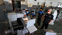 Selain itu, SMK tersebut juga diketahui menerapkan protokol kesehatan dengan membagi jadwal saat memberikan praktik bagi siswanya.