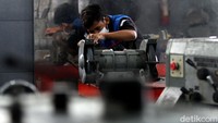 Hanya seperempat kelas yang diperkenankan ikut praktik setiap harinya untuk menghindari kerumunan di sekolah.