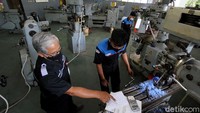 Tampak sejumlah Siswa kelas XII teknik mesin SMK  Kristen 2 Surakarta mengikuti kegiatan praktikum yang digelar di sekolah, Solo, Jawa Tengah.