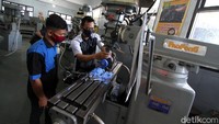 Siswa kelas XII teknik mesin SMK  Kristen 2 Surakarta mengikuti kegiatan praktikum yang digelar di sekolah, Solo, Jawa Tengah, Senin (5/10/2020).