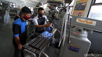Begini Penerapan Protokol Kesehatan Saat Praktikum di Sekolah