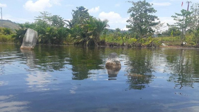 Benda-benda purbakala terlihat karena Danau Sentani surut. Benda-benda purbakala terlihat karena Danau Sentani surut.