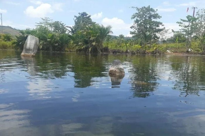 Kemarau telah membuat air di Danau Sentani, Papua surut. Hal ini justru memunculkan benda-benda purbakala di sana.