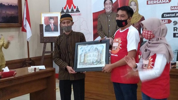 Bupati Magelang Zaenal Arifin memberikan uang pembinaan kepada Nank Ngablak.