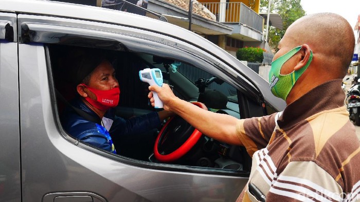 Pemkot Cimahi memberlakukan mini lockdown di semua kelurahan selama 14 hari. Pengawasan akses keluar masuk bagi warga pun diperketat guna mencegah Corona.