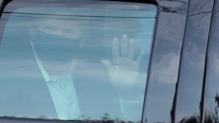 Covid-19: Presiden AS Donald Trump keluar RS dan menyapa pendukungnya walau masih terjangkit virus corona Covid-19: Presiden AS Donald Trump keluar RS dan menyapa pendukungnya walau masih terjangkit virus corona