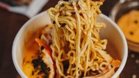 Mie instan campur saus mentai, menu ini cuma ada di Sosurice. Mie goreng yang sudah dicampur bumbu ini disajikan dengan guyuran saus mentai. Wah jadi mewah dan menggoda. Foto : instagram @sosurice