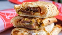 Siapa bilang saus mentai hanya bisa dinikmati dengan nasi? Buktinya ada menu kebab saus mentai yang siap memanjakan lidah. Saus mentai dikombinasikan dengan irisan daging panggang, sayuran dan keju. Lalu digulung dengan kulit tortila. Tergoda?Foto : instagram @dementai.jkt