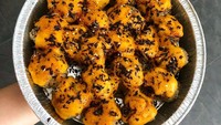 Masih sajian dimsum, tapi kali ini hadir dalam porsi jumbo. Bisa disantap bareng keluarga di rumah. Dimsum berlumur saus mentai ini makin lezat karena bagian toppingnya dibakar lebih dulu.Foto : instagram @mentaime.id