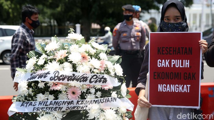 Sejumlah aktivis melakukan aksi di depan Istana Negara, Jakarta, Senin (5/10/2020). Mereka memprotes pengangkatan 2 anggota eks Tim Mawar jadi pejabat Kemenhan.