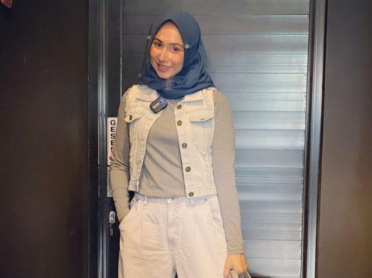8 Gaya Deswita Maharani yang Berhijab Setelah Mendapat Hidayah
