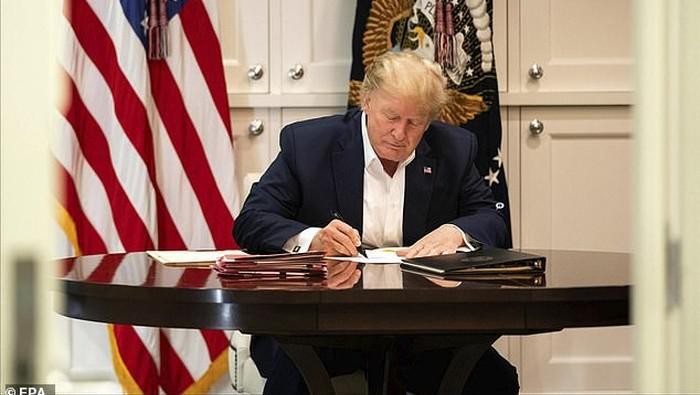 Donald Trump tampak bekerja keras (AFP Photo)
