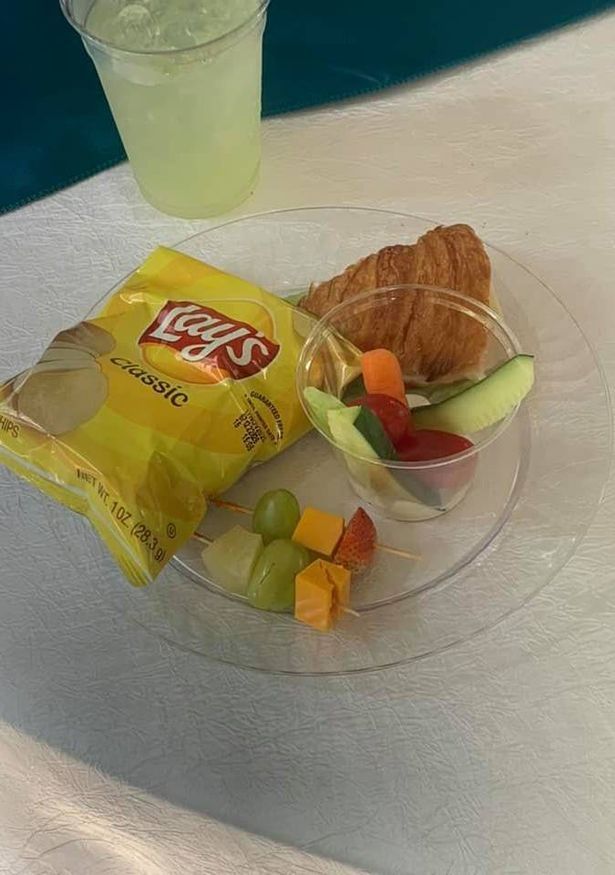 Duh! Suguhan Makan di Pesta Pernikahan Ini Kayak Jajanan Bocah