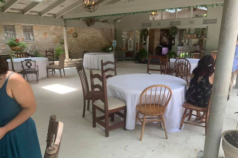 Duh! Suguhan Makan di Pesta Pernikahan Ini Kayak Jajanan Bocah