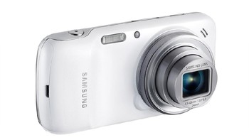Galaxy S4 Zoom berbentuk persis seperti kamera saku, namun di bagian belakangnya ada layar yang berfungsi sebagai smartphone Android sungguhan. Foto: Samsung