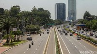 Lalu lintas di Jalan Gatot Subroto pun terpantau ramai lancar. Kendaraan bisa melintas tanpa ada hambatan.