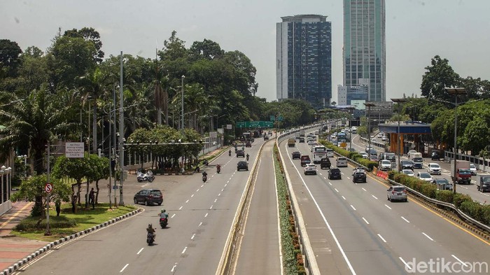 Unjuk rasa buruh ke gedung DPR hingga siang ini belum terjadi. Begini kondisi di sekitar gedung DPR/MPR, Jakarta, Senin (5/10).