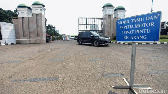 Unjuk rasa buruh ke gedung DPR hingga siang ini belum terjadi. Begini kondisi di sekitar gedung DPR/MPR, Jakarta, Senin (5/10).