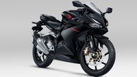 Satu lagi yang terbaru adalah Honda CBR250RR standard. Motor ini diluncurkan dengan mempertahankan mesin 250cc liquid-cooled 4-stroke DOHC 8-valve, 2-cylinder bertenaga maksimum 38,7 PS @12.500 rpm dan torsi maksimum hingga 23,3 Nm @11.000 rpm. Pembaruan pada CBR250RR standard ini terdapat pada penyegaran tampilan berupa pilihan warna Bravery Red Black yang mengusung kombinasi warna hitam dan merah sehingga semakin agresif. Foto: Dok. AHM
