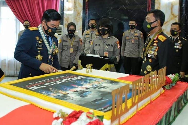 HUT TNI Ke-75, Ada Cake Hijau Loreng hingga Berhias Tank Baja