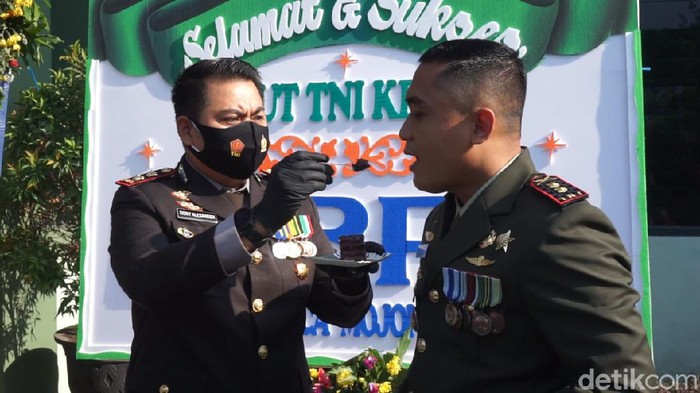 Pagi-pagi, TNI yang hari ini ulang tahun ke-75 sudah mendapat kejutan dari polisi Mojokerto. Kapolres Mojokerto AKBP Dony Alexander bersama sejumlah anak buahnya mendatangi markas Kodim 0815.