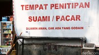 Namun, ternyata jika masuk ke dalamnya, sebetulnya itu hanyalah warung kopi.