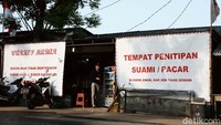 Bahkan, hampir setiap pengguna jalan pasti berhenti dan mengeluarkan ponselnya untuk memotret tulisan di spanduk tersebut.
