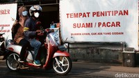 Keberadaan spanduk tempat penitipan suami/pacar yang berada di Jalan Pintu TMII, Jakarta, Senin (05/10/2020), menarik perhatian dan bikin kepo orang yang melintas.