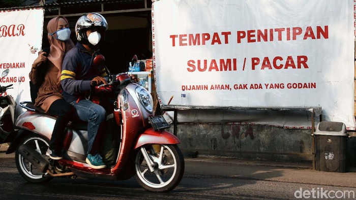 Ini Lho Spanduk Penitipan Suami/Pacar yang Bikin Kepo Warga Spanduk bertuliskan 'Tempat penitipan suami/pacar' di Jalan Pintu TMII, Jakarta, mencuri perhatian. Spanduk mencolok tersebut bikin kepo mengguna jalan.